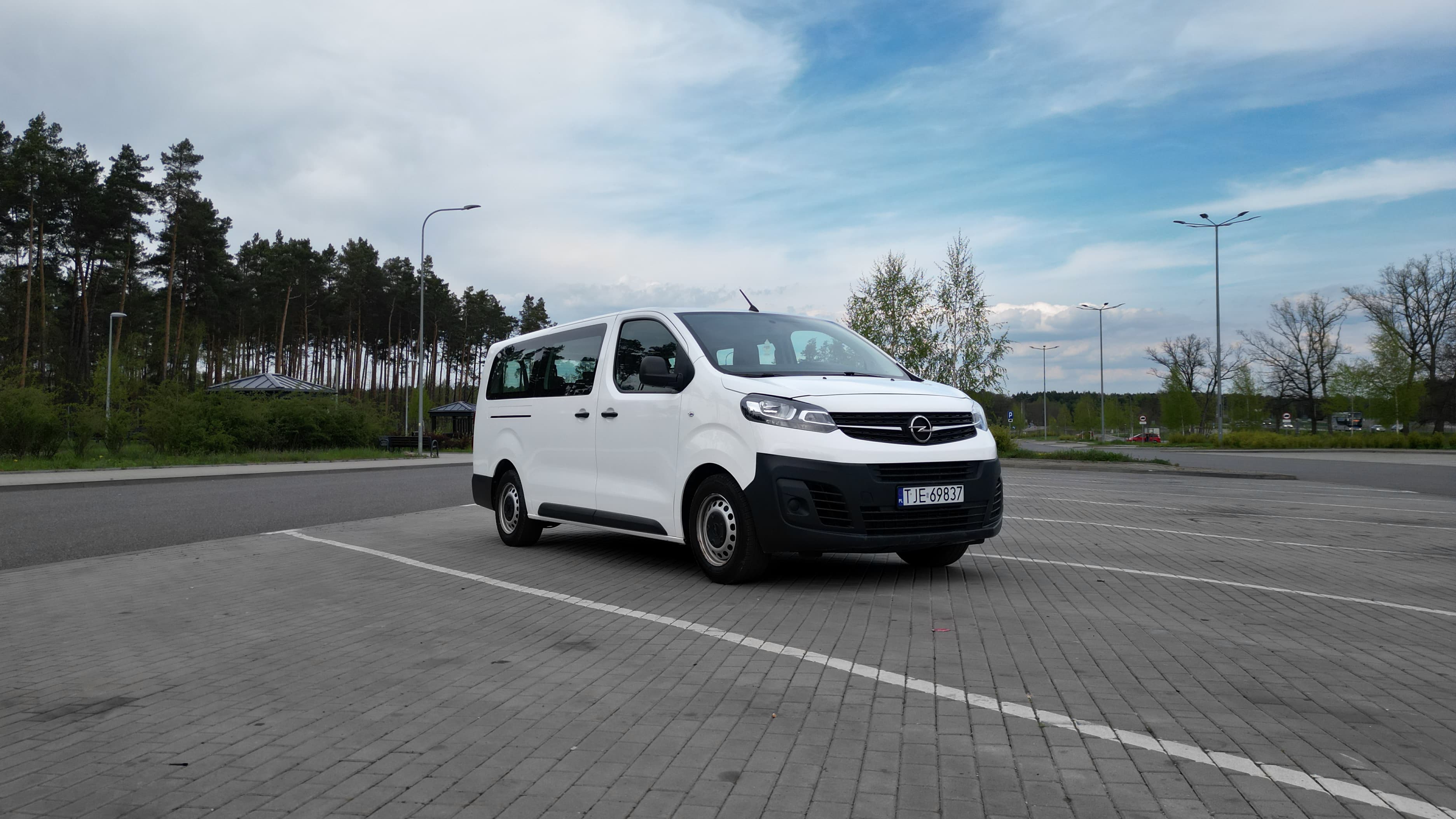 Biały bus 9-osobowy - zdjęcie główne